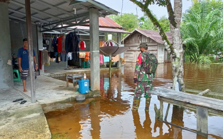 Babinsa Koramil Bukit Batu Pantau Kondisi Banjir di Wilayah Sei Gohong