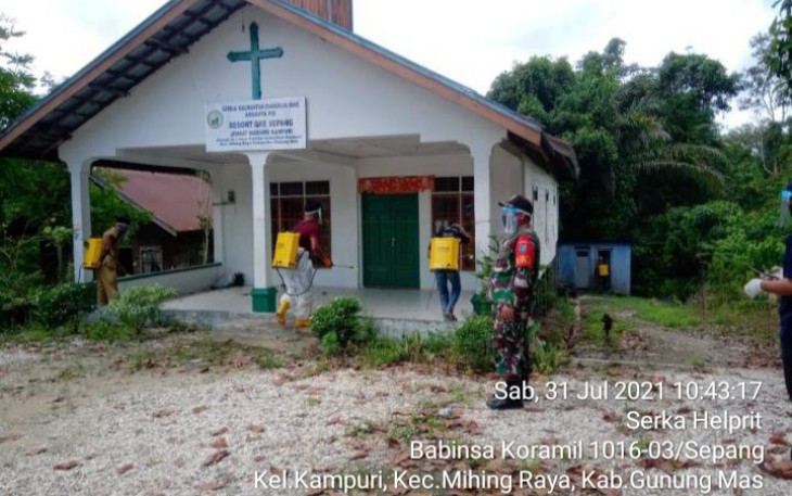 Babinsa Koramil Sepang Lakukan Penyemprotan Disinfektan di Kelurahan Kampuri