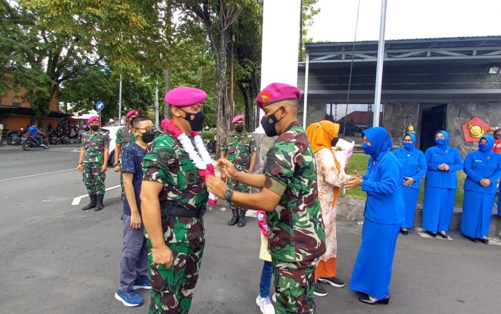 Wadanyonmarhanlan VIII Bitung saat mengalungkan bunga kepada danyonmarhanlan VIII Bitung Yang Baru Mayor Marinir Wahyu Widodo