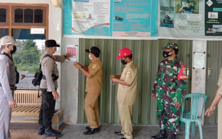 Koramil Sepang dan Tim Satgas Covid Bersinergi Pasang Pamflet Prokes