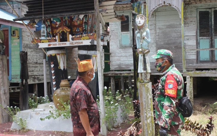 Tokoh Adat Kenalkan Makna Sandung Kepada Personel TMMD