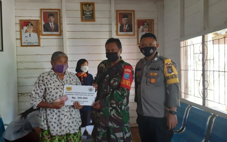Babinsa Koramil Tewah Hadiri Penyerahan BLT Desa Tumbang Habaon