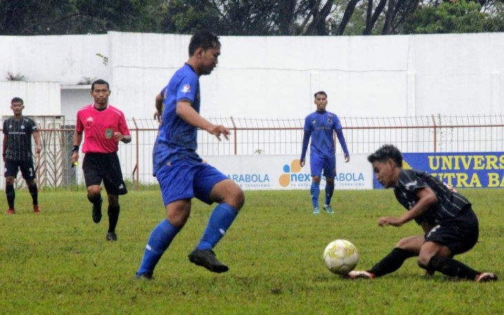 Pemain dari Persika Karanganyar dan PSISa Salatiga saling berebut bola dalam laga lanjutan babak 10 besar Grup F Liga 3 Jateng 2021, di Stadion Bumi Phala Temanggung, pada Kamis (25/11/2021).