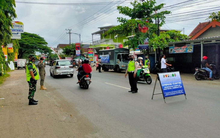 Ops Yustisi di Depan Balai Desa Panggungrejo, Polres Tulungagung Bersama Satgas Covid 19 