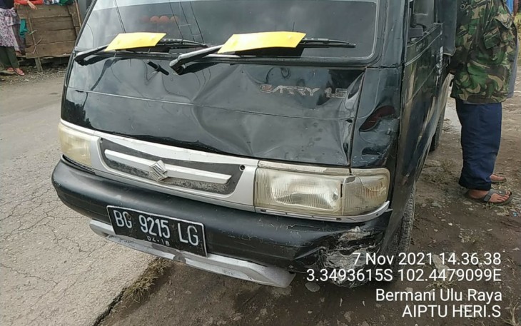 Ngebut, Pengendara Sepeda Motor Tabrak Mobil