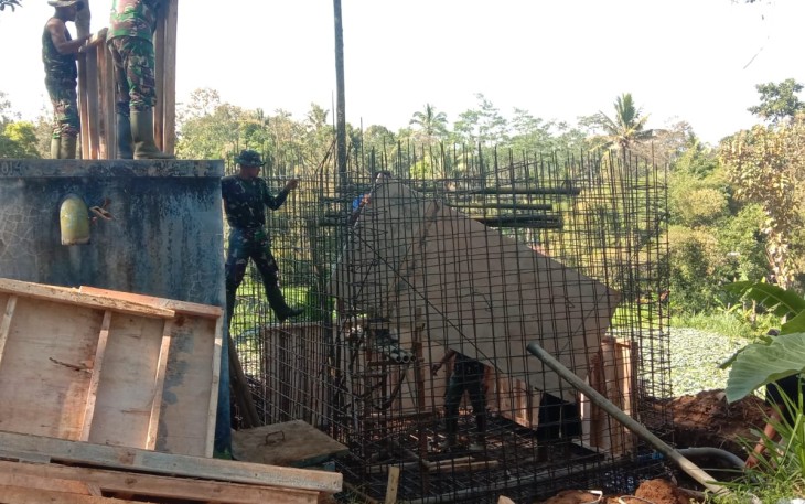 Tandon Air Sudah Mulai Tahap Pemasangan Besi dan Papan Cor
