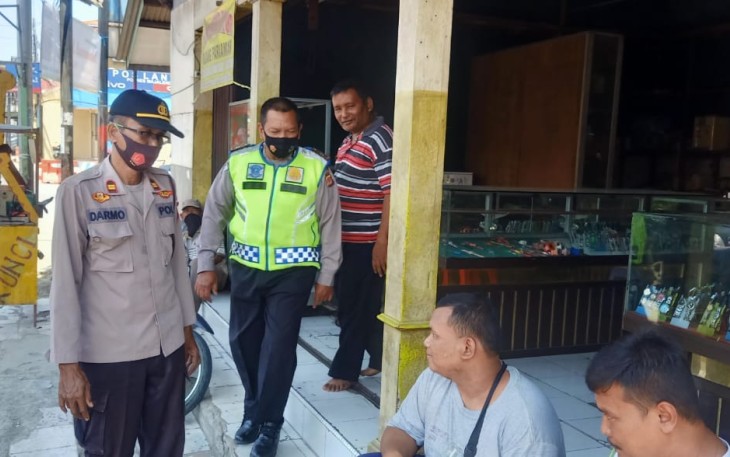 Ops Yustisi Polsek Kadipaten, Kanit Binmas Berikan Himbauan Prokes Covid-19 Kepada Warga
