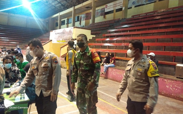 Kapolsekta Kendal beserta jajarannya  monitoring vaksinasi malam di Gor Bahurekso Kendal. Jum'at 5/11/2021