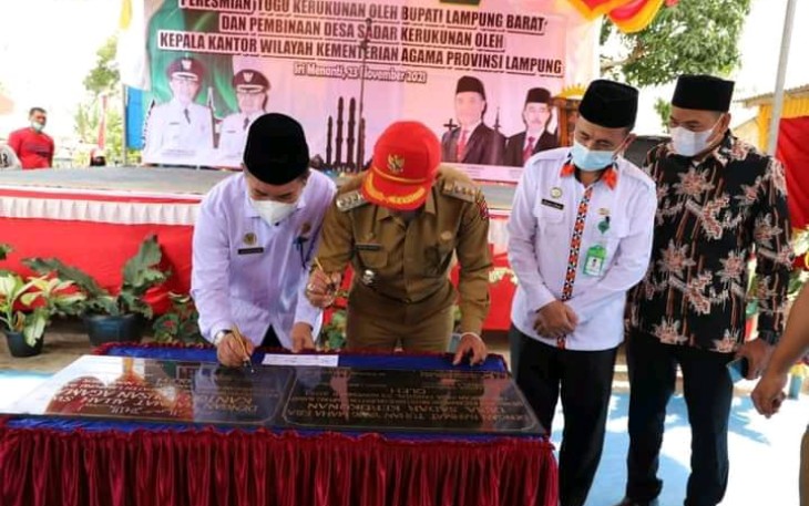 Bupati Lambar Resmikan Tugu Kampung Sadar Kerukunan di Pekon Seimenanti