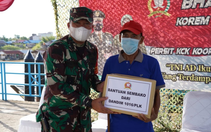 Dandim Palangka Raya Rutin Bagikan Sembako untuk Warga Terdampak Covid-19