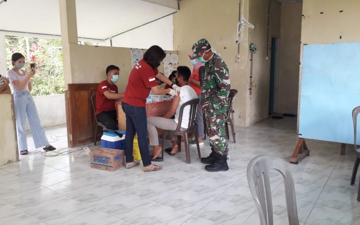 Babinsa Koramil Rungan Kawal Vaksinasi Dosis ke 1 Bagi 45 Warga Desa Tumbang Bunut