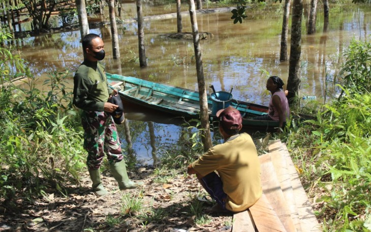 Aksi Kegiatan Sosial Praka Ngudi Setiyanto di Sela-Sela Aktivitas TMMD Reguler ke 112