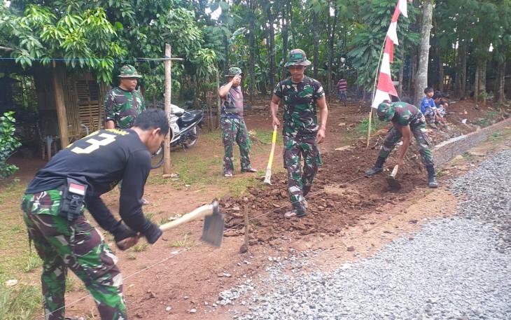 Satgas TMMD dan Warga Gotong Royong Lakukan Pengecoran Jalan