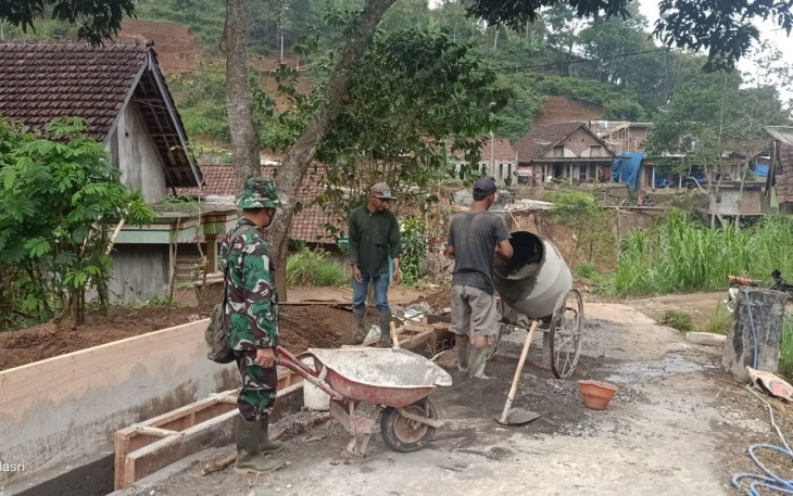 Antrian Bubur Cor di Lokasi TMMD 112 Kodim 0818
