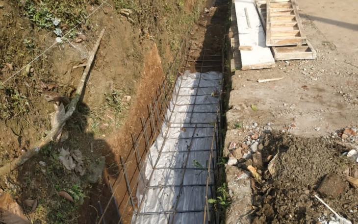 Plastik Cor Terpasang di Sasaran Drainase 