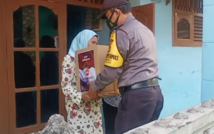 Polri Tak Kenal Lelah Bagikan Bansos Door To Door Ke Rumah Warga Kurang Mampu