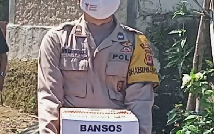 Bhabhinkamtibmas Polsek Bantarujeg Beri Bantuan Paket Sembako Kepada Warga Isoman Covid-19