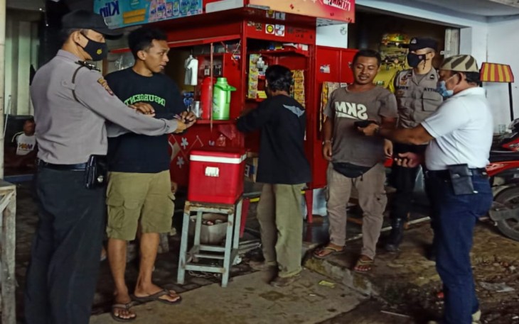 Upaya Cegah Penyebaran Covid-19, Polsek Rajagaluh Himbau Warga dan Bagikan Masker Saat Patroli Malam