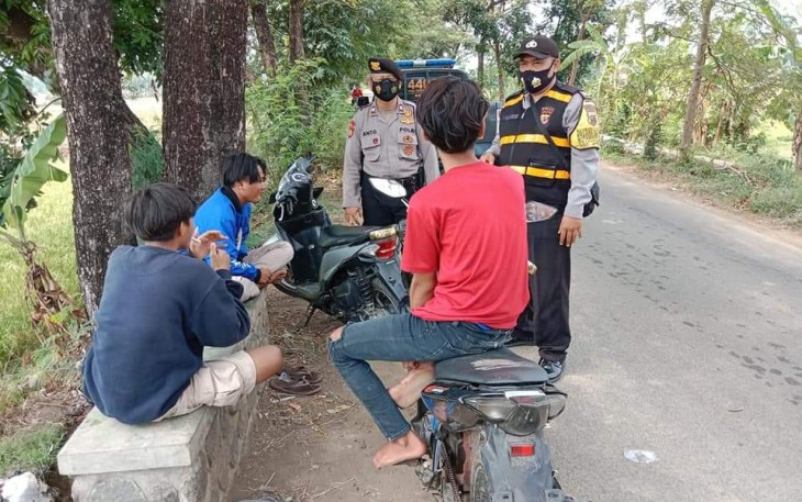 Patroli Dialogis Polsek Jatiwangi Sambangi Warga Sampaikan Himbauan Prokes Covid-19