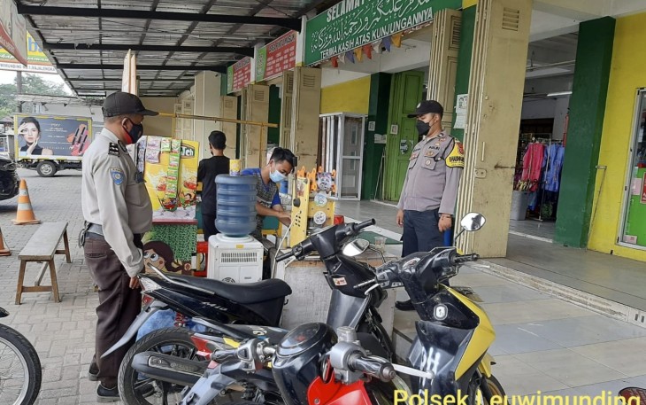 Patroli Dialogis Bhabinkamtibmas Polsek Leuwimunding Himbau Warga Patuhi Prokes