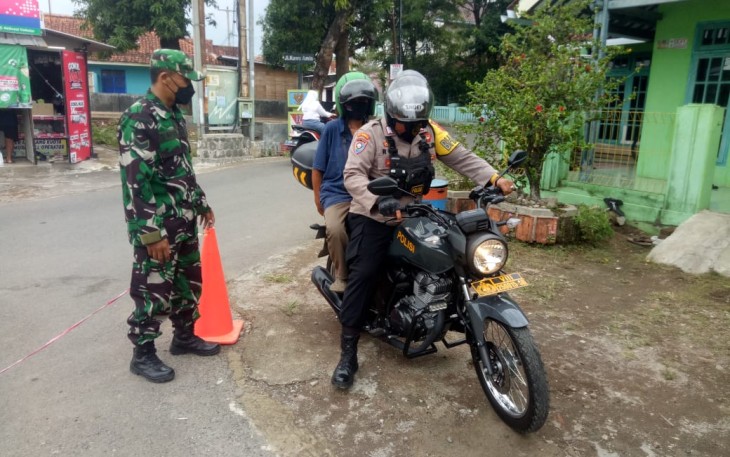 Pakai Motor Dinas, Bhabinkamtibmas di Majalengka Antar Jemput Lansia dan Disabilitas untuk Vaksin Covid-19