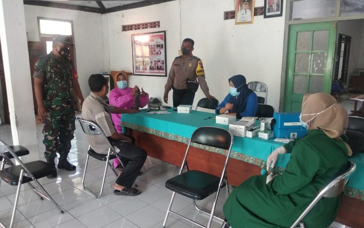  Polsek Pegandon bersama Koramil Pegandon memberikan pengamanan dan pendampingan kegiatan vaksinasi covid-19 untuk masyarakat umum yang dilaksanakan di Balai desa Dawungsari dan Gubugsari Kecamatan Pegandon Kendal