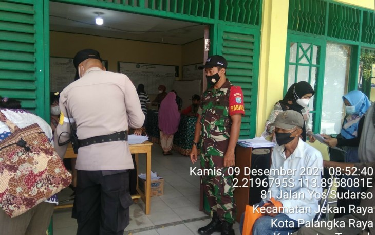 Babinsa dan Bhabinkamtibmas Menteng Dampingi Penyaluran Dana Insentif Daerah Kepada 336 Warga 