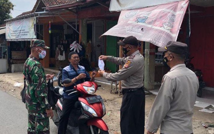 Operasi Yustisi Polsek Bantarujeg Bagikan Masker Gratis Upaya Untuk Mengedukasi Pentingnya Masker