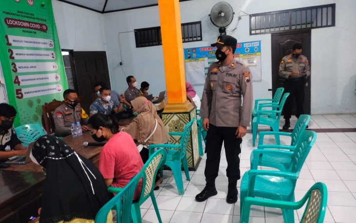 Kapolsek Cepiring kawal vaksinasi malam di Aula Balaidesa Cepiring , Kamis 4/11/2021