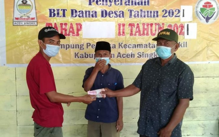 Pihak Pemerintah Desa Pemuka, saat menyalurkan BLT-DD kepada penerima