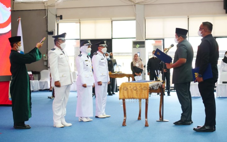  Plt Bupati Bintan, Roby Kurniawan melantik Kepala Desa Terpilih pada Pilkades Serentak yang diselenggarakan beberapa waktu lalu