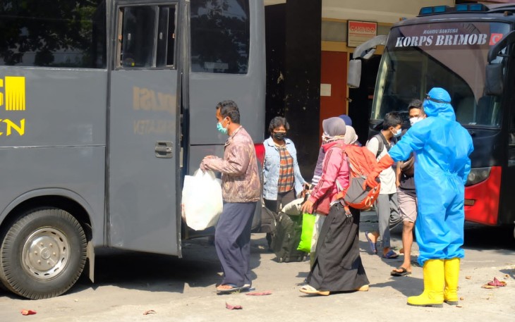 Aparat Gabungan Evakuasi 52 Warga Klaten Terkonfirmasi Positif Covid-19 ke Asrama Haji Donohudan