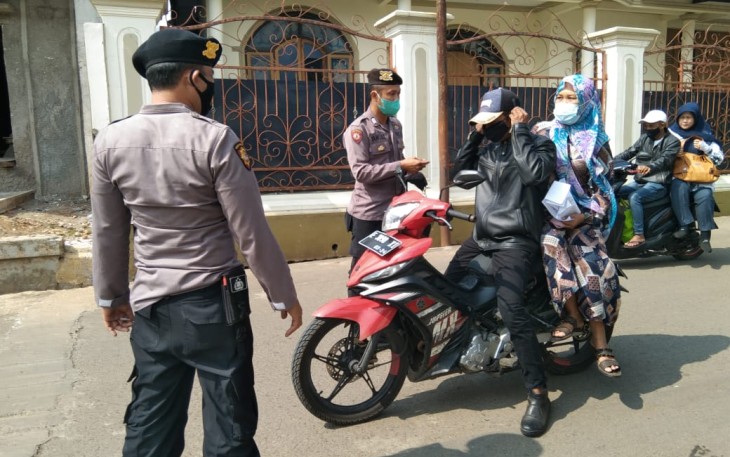 Kapolsek Cingambul - Polres Majalengka : Bagikan Masker Di Jalan Desa Rawa "Perangi Covid - 19