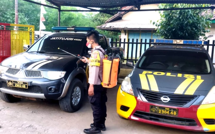 Polsek Jatitujuh Rutin Semprot Disinfektan di Lingkungan Mako