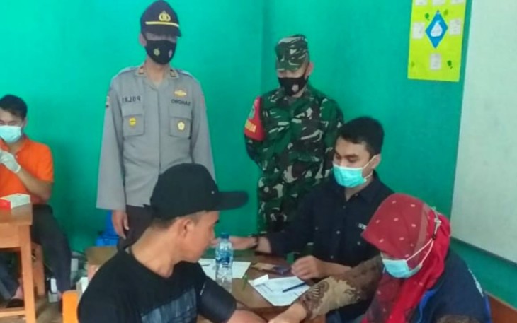 Bersama Danramil 1117, Kapolsek Singajaya Monitoring Vaksinasi di Mts Nurul Huda