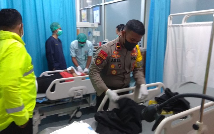 Anggota Danton Dalmas Polda Jateng Tolong Korban Kecelakaan 