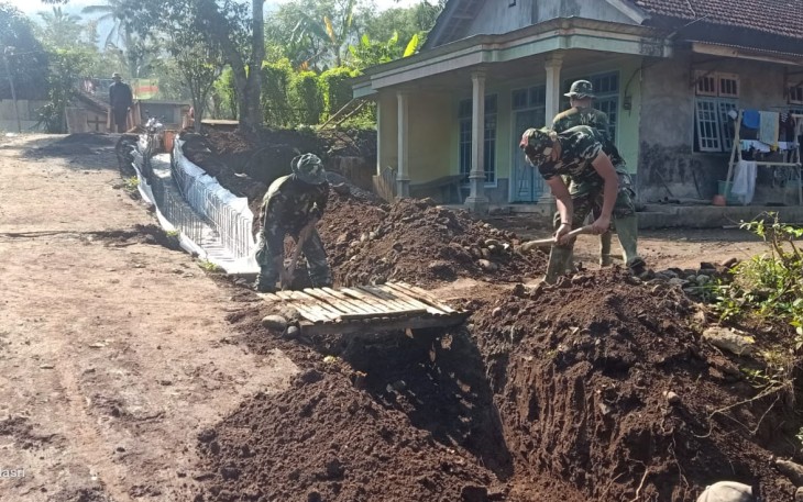 Geliat Cangkul Satgas TMMD 112 Kodim 0818