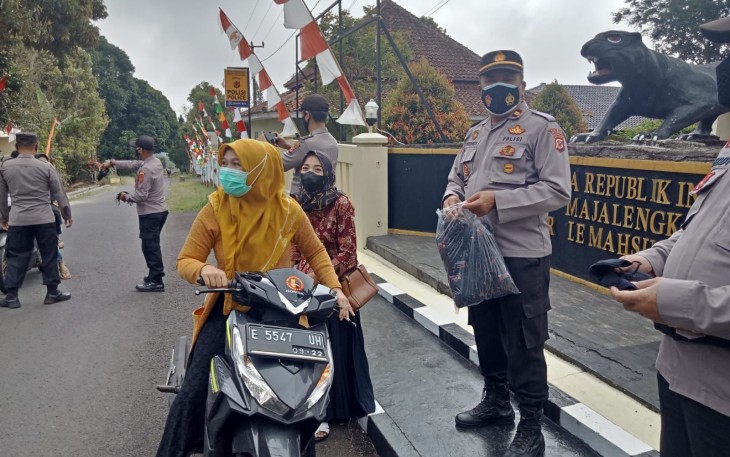 Polsek Lemahsugih Rutin Melaksanakan Ops Yustisi Bagikan Masker Guna Cegah Penyebaran Covid-19
