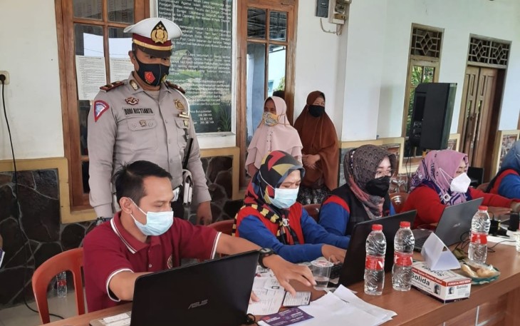 Polsek Jatiwangi Antar Jemput Warga Untuk Vaksinasi