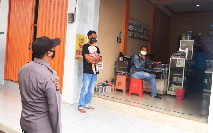 Kapolsek Malausma-Polres Majalengka, Selalu Patroli Tidak Kenal Lelah Himbau Prokes Secara Door To Door Kepada Warga, Bersama Anggotanya