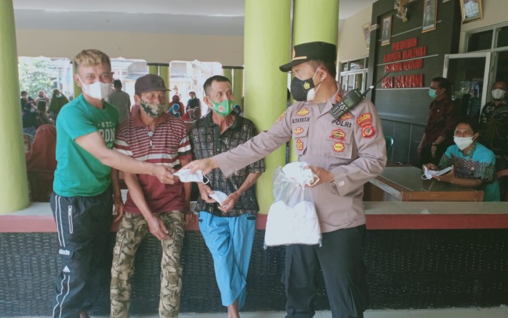 Bagikan Masker Kepada Warga, Patroli Polsek Kertajati Terus Berupaya Memutus Rantai Penyebaran Covid-19
