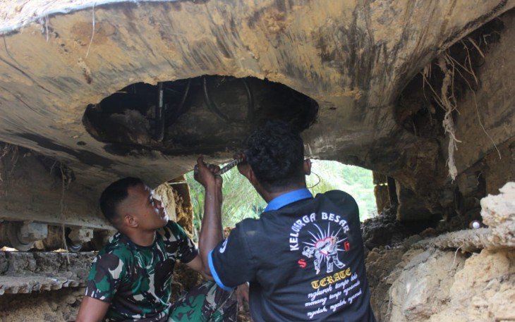 Satgas TMMD Perbaiki Kerusakan Alat Berat