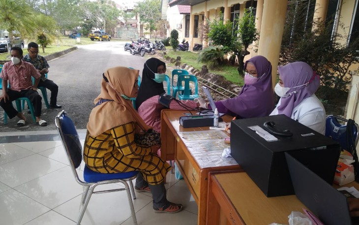 Pihak Dinas Kesehatan Kabupaten Aceh Singkil melalui Puskesmas Singkil saat melakukan vaksinasi.