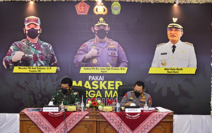 Panglima TNI Marsekal Hadi Tjahjanto bersama Kapolri Jenderal Listyo Sigit Prabowo