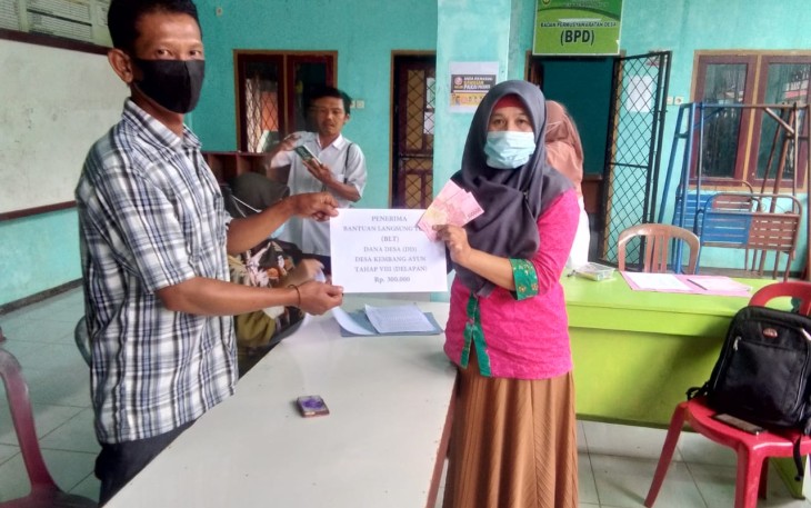 Desa Kembang Ayun Bagikan BLT DD Tahap VIII