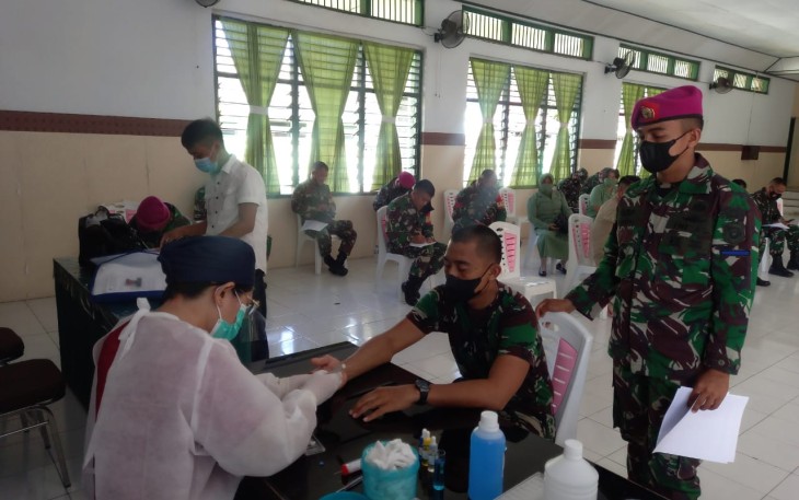 Prajurit Yonmarhanlan VIII Bitung saat melakukan pemeriksaan tensi darah