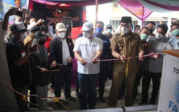 Gubernur Rohidin pada Launching Warung Kopi (Warkop) Digital pada Desa Digital dan Desa Wisata, di Desa Karang Jaya Kecamatan Selupu Rejang Kabupaten Rejang Lebong, Senin (13/12).
