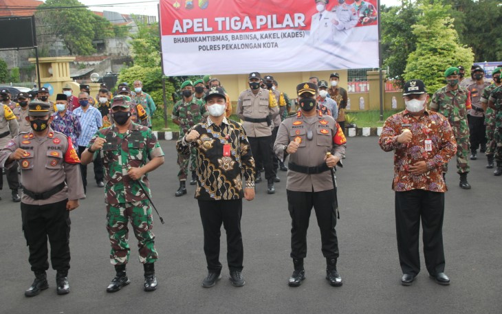 Kapolres Pekalongan Kota Pimpin Apel Tiga Pilar Dalam Rangka Persiapan Pengamanan Nataru Tahun 2022