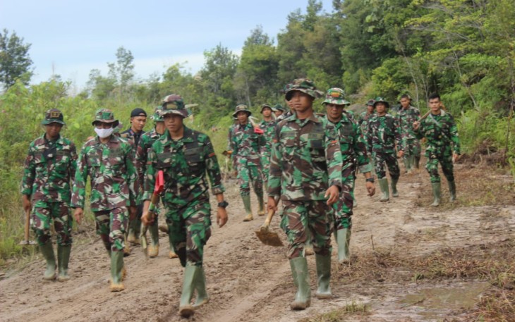 Bentuk Kebersamaan, Personel TMMD dan Warga Kampuri Jalan Kaki Menuju Lokasi Kerja