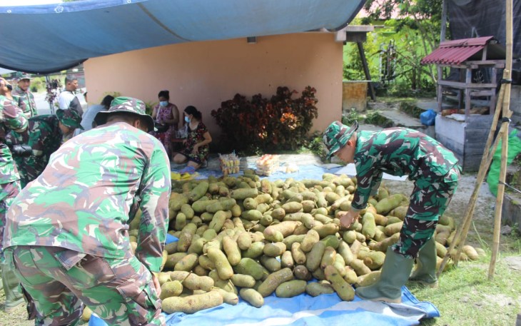 Personel TMMD Ke-112 Borong Dagangan Warga